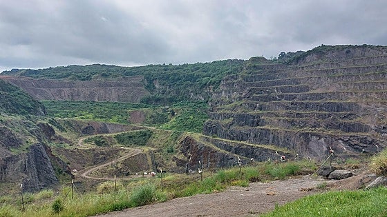 Vecinos de los Montes de Triano plantean un tren por la vía verde para atraer turismo a Abanto