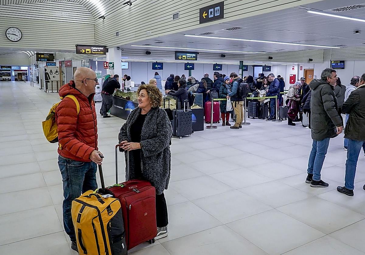 Pasajeros en la terminal del aeropuerto vitoriano.