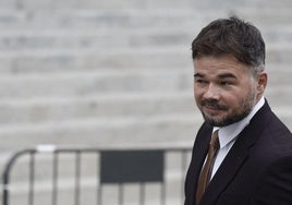 Gabriel Rufián se lanza en euskera con unas fans vascas: «Pixka bat, baina ondo»