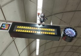 ¿Qué hace la mascota del Bilbao Basket en varias estaciones de metro?