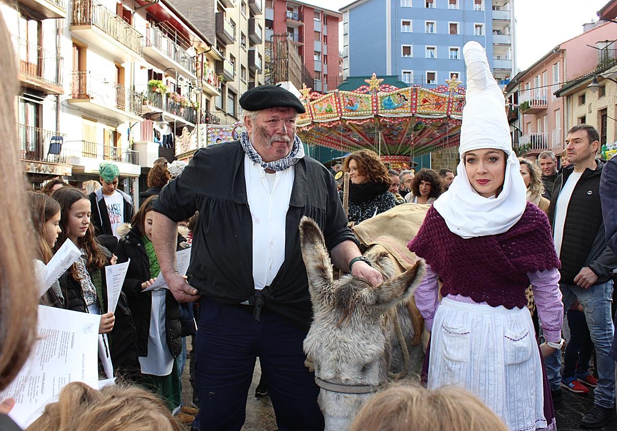 Olentzero y Mari Domingi bajarán de nuevo con su burro a la plaza el día 24.