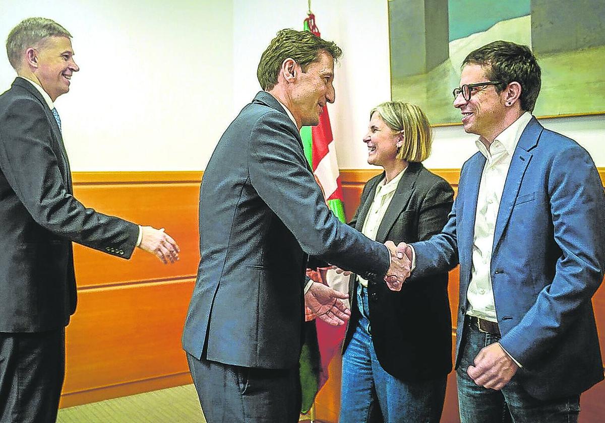 El consejero de Hacienda, Nöel d´Anjou, saluda al portavoz de EH Bildu en el Parlamento, Pello Otxandiano.