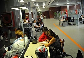 Ciudadanos realizan la declaración en una de las oficinas forales