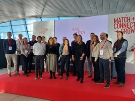 Empresas participantes en la quinta edición del Sail+ Inn Pro, con la alcaldesa de Getxo Amaia Agirre y la directora de Desarrollo Económico y Planificación de la Diputación de Bizkaia, Cristina Múgica, en el centro.