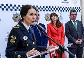 Marian Vidaurre, durante un acto de la Policía Local, habla ante la alcaldesa, Maider Etxebarria.