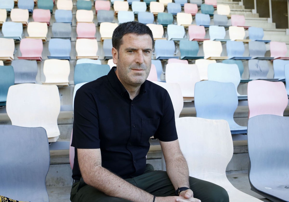 Imanol de la Sota, entrenador del Barakaldo, en Lasesarre.