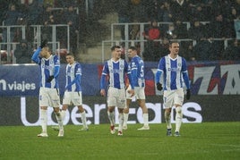 Los jugadores del Alavés se lamentan tras uno de los goles encajados ante Osasuna.