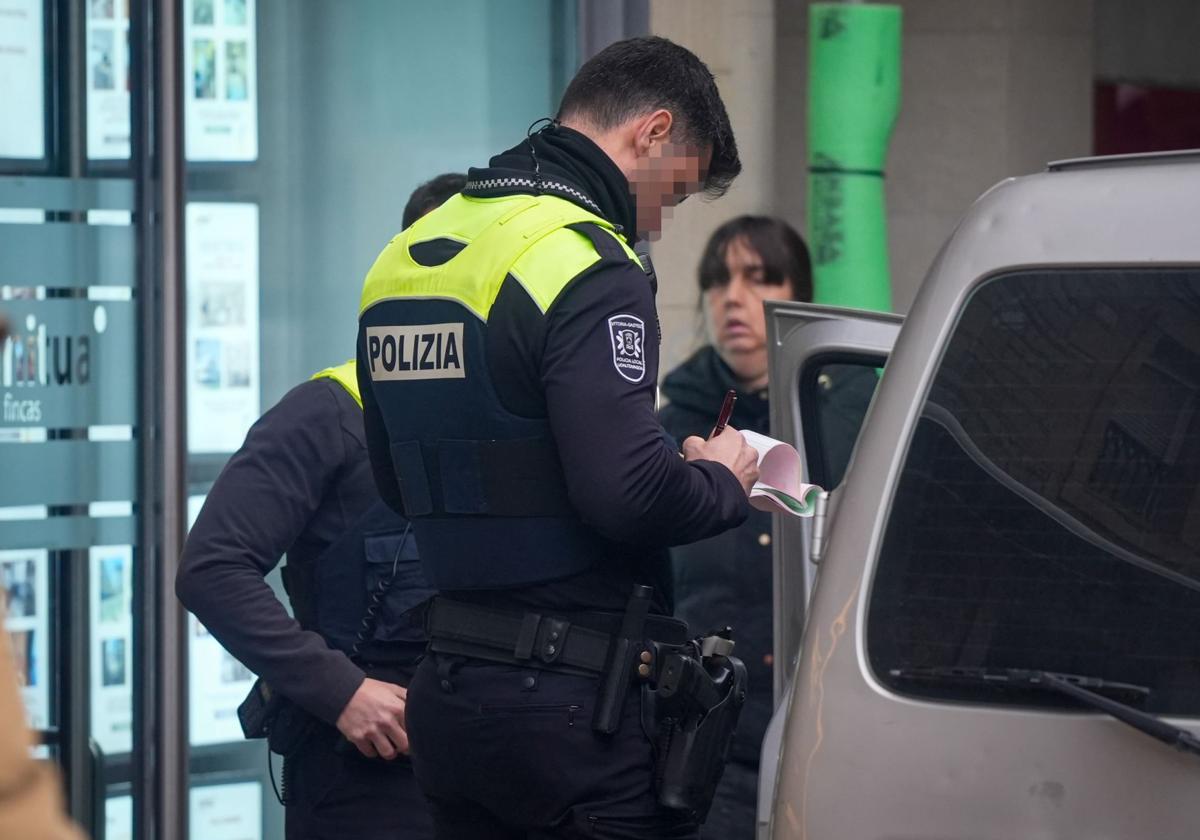 Un agente pone una multa a una conductora hoy en Vitoria.