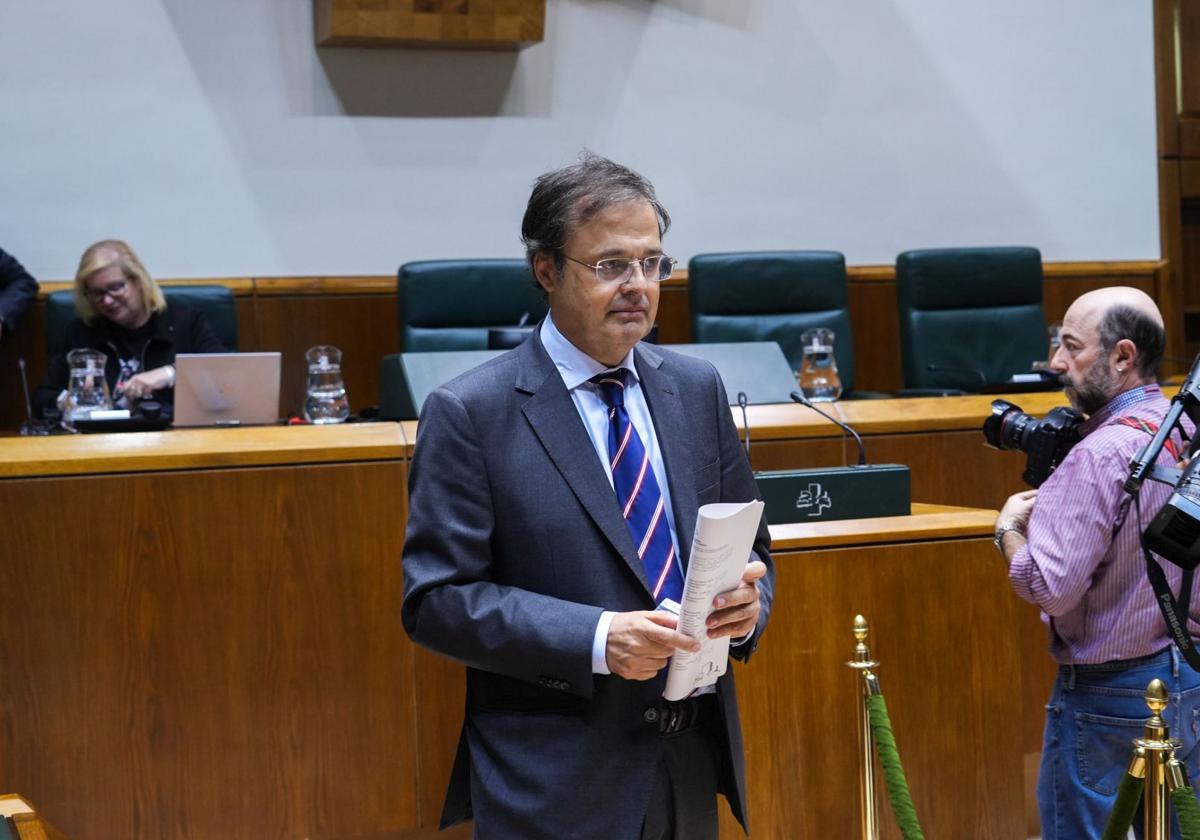 El consejero de Salud, Alberto Martínez, en el Parlamento vasco.