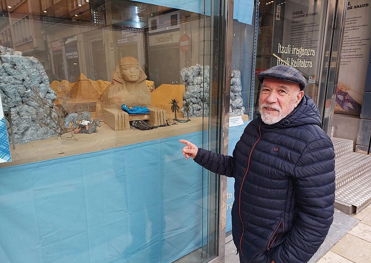 Imagen secundaria 1 - Luis Ibáñez lleva la Navidad a los escaparates de Durango con una decena de belenes