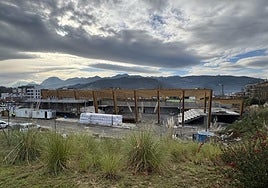 Se ha montado la estructura de madera que formará parte del techo del edificio