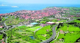 Vista aérea de Getxo con Fadura y el humedal de Bolue.