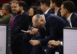 Pablo Laso cabizbajo en el banquillo del Buesa Arena.