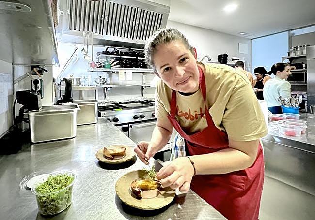Elena bebe de las recetas de su abuela Luciana y de su madre con la que compartió los fogones de La Lobita. Con el tiempo ha ido encontrando un estilo personal en el que confluyen el respeto por el legado recibido, la sensibilidad para sacar lo mejor de cada seta y la audacia para alumbrar ideas propias.