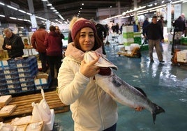 Una trabajadora posa con un pescado en Mercabilbao.