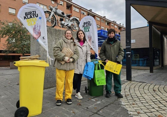 La concejala Alba Delgado junto a los miembros de la brigada en Lutxana.