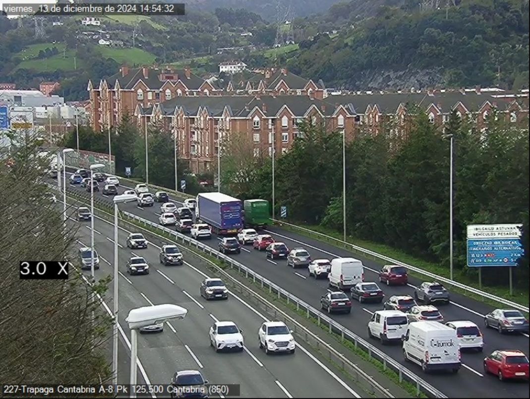 Retenciones de hasta dos kilómetros en la A-8 por un accidente a la altura de Trapagaran