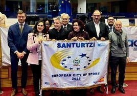 La delegación santurtziarra recibe el premio en el Parlamento Europeo de Bruselas.