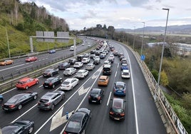 Dos kilómetros de retenciones en la A8 en Max Center por un choque entre dos vehículos