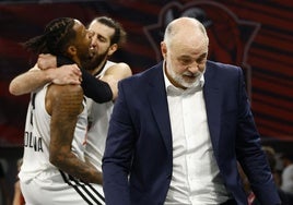 Pablo Laso se marcha a vestuario mientras los jugadores de la Virtus Bolonia celebran el triunfo en el Buesa Arena.