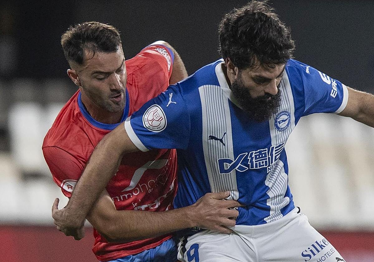 Villalibre protege el balón en el partido que enfrentó al Alavés ante la Minera en la Copa del Rey en el Cartagonova.