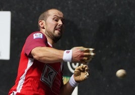 Elordi devuelve una pelota con la derecha.