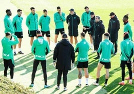 Valverde y sus futbilistas en el entrenamiento en Lezama.