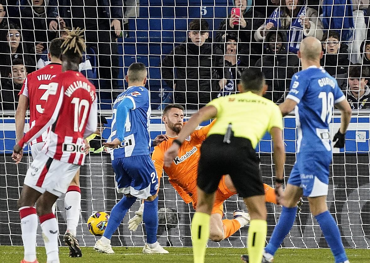 Acción en la que Unai Simón no acierta a despejar y posibilita el gol del Alavés.