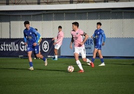 Gorka Garai conduce un balón durante el partido entre el Ourense y el Sestao River.