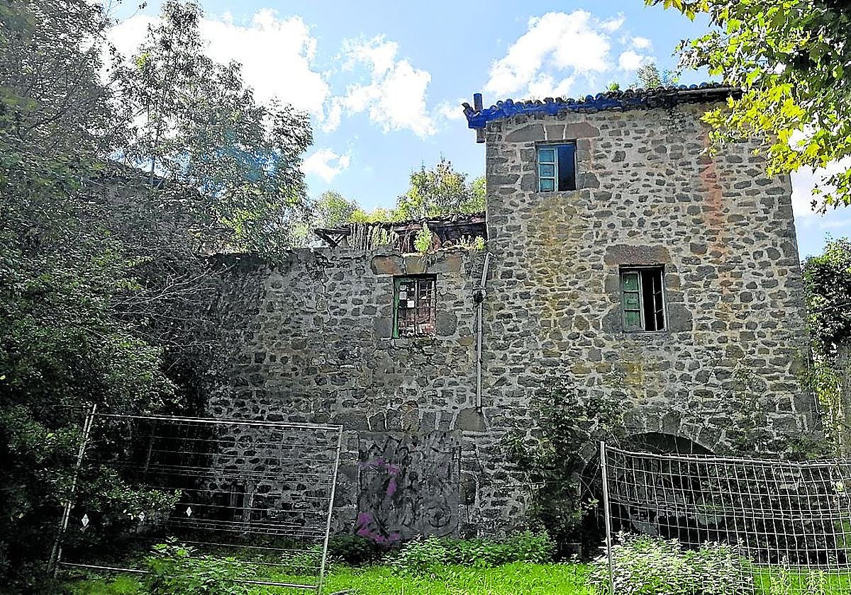Parte del tejado de la casa del guarda del Refor se ha caído.