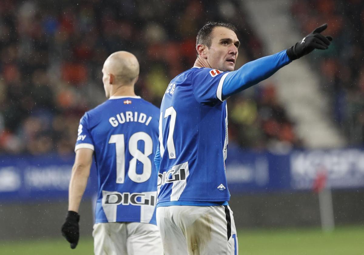 Kike García celebra uno de sus dos goles en El Sadar.