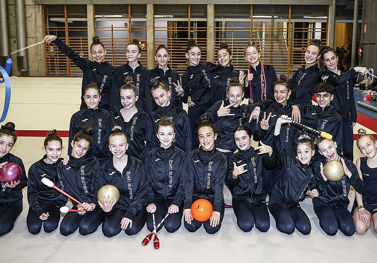Integrantes del club Beti Aurrera de gimnasia rítmica en el polideportivo de Abetxuko.