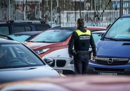 Un agente de la Policía Local, durante la primera jornada de huelga de celo