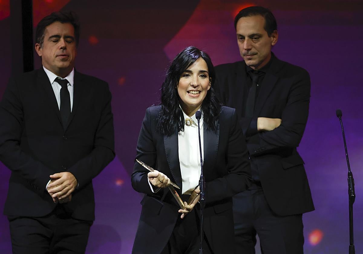 La baracaldesa Alauda Ruiz en el momento de recoger el premio, ayer sábado en Madrid.