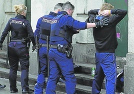 Ertzainas cachean a varios individuos en busca de armas blancas en la estación de Abando.