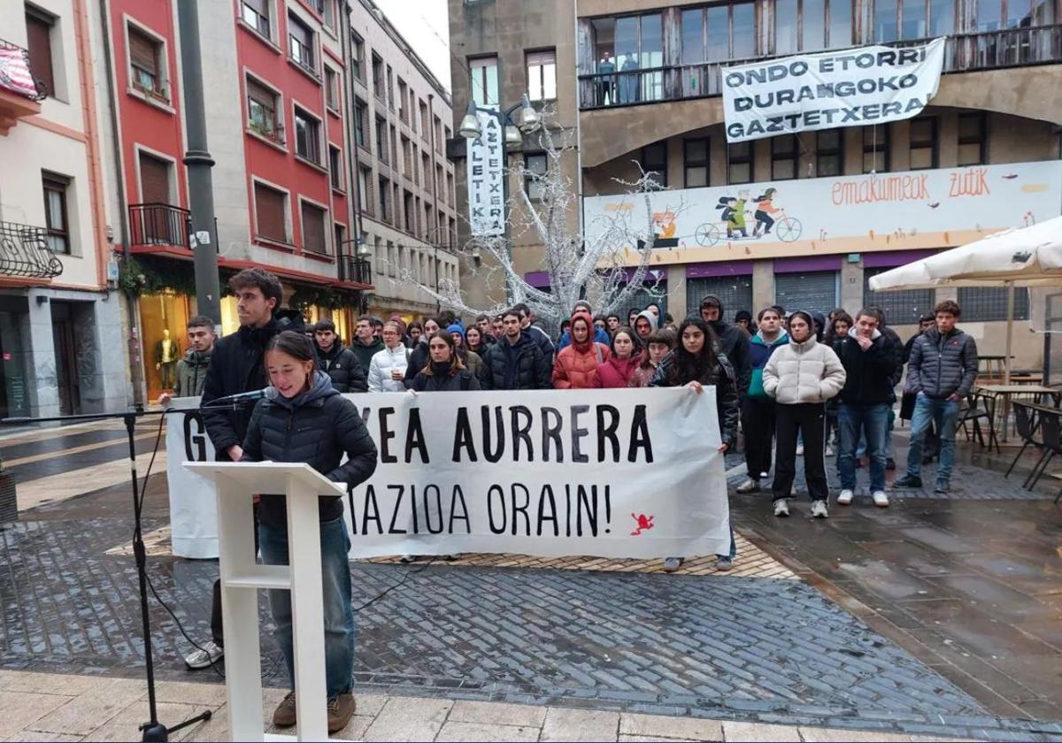 Miembros del movimiento 'Kaletik Gaztetxera' hace unos días en una comparecencia frente al Ayuntamiento.