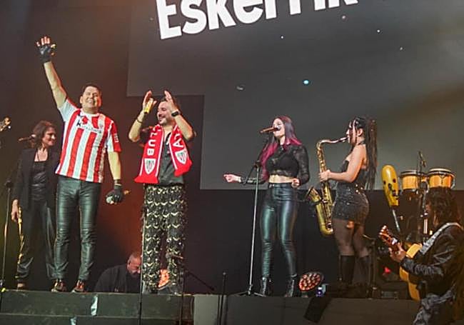 Lucas con camiseta del Athletic y Andy con bufanda en el último saludo