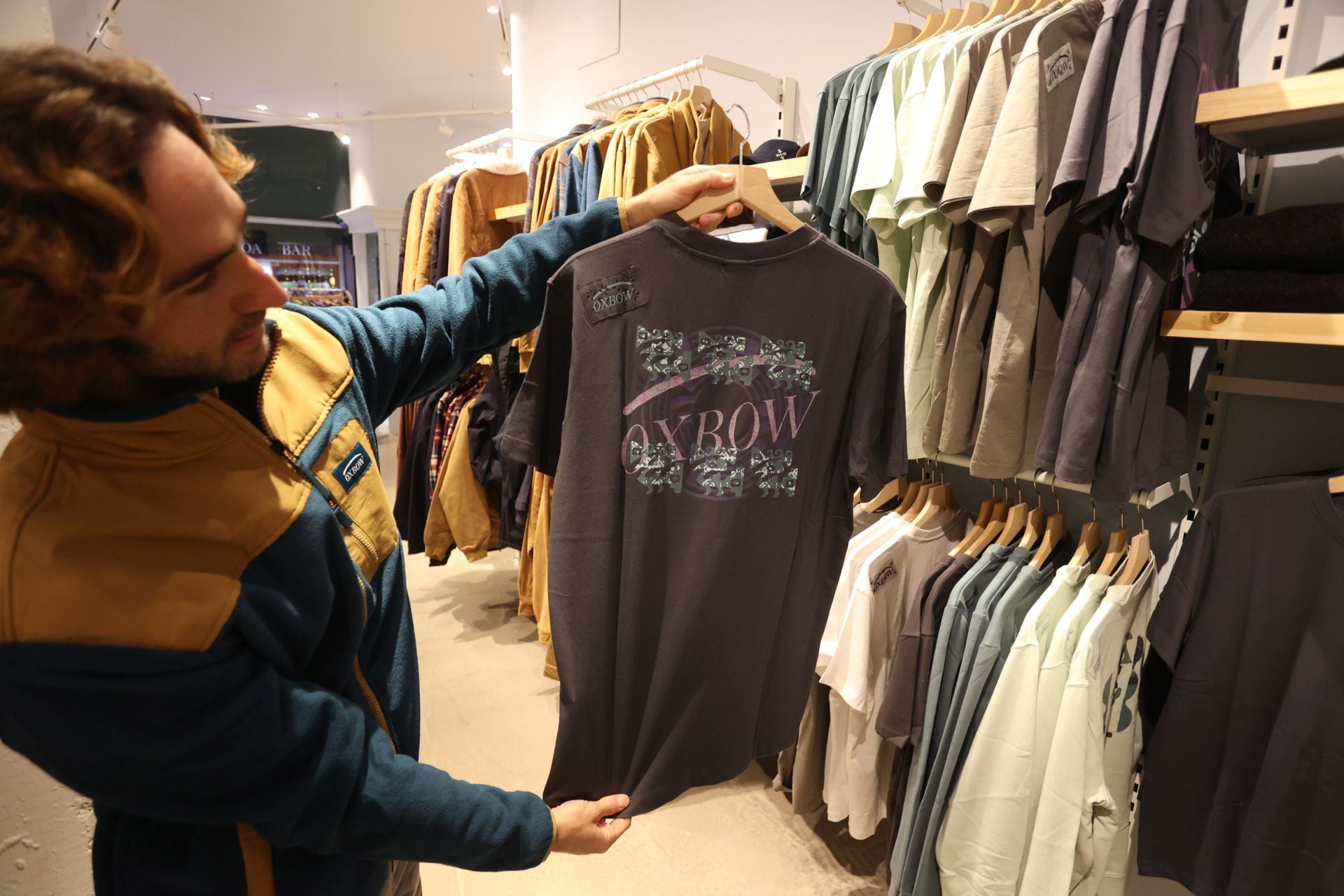 El surfista Kepa Acero abre tienda en Bilbao: mucha moda surfera y sus consejos para elegir la mejor tabla