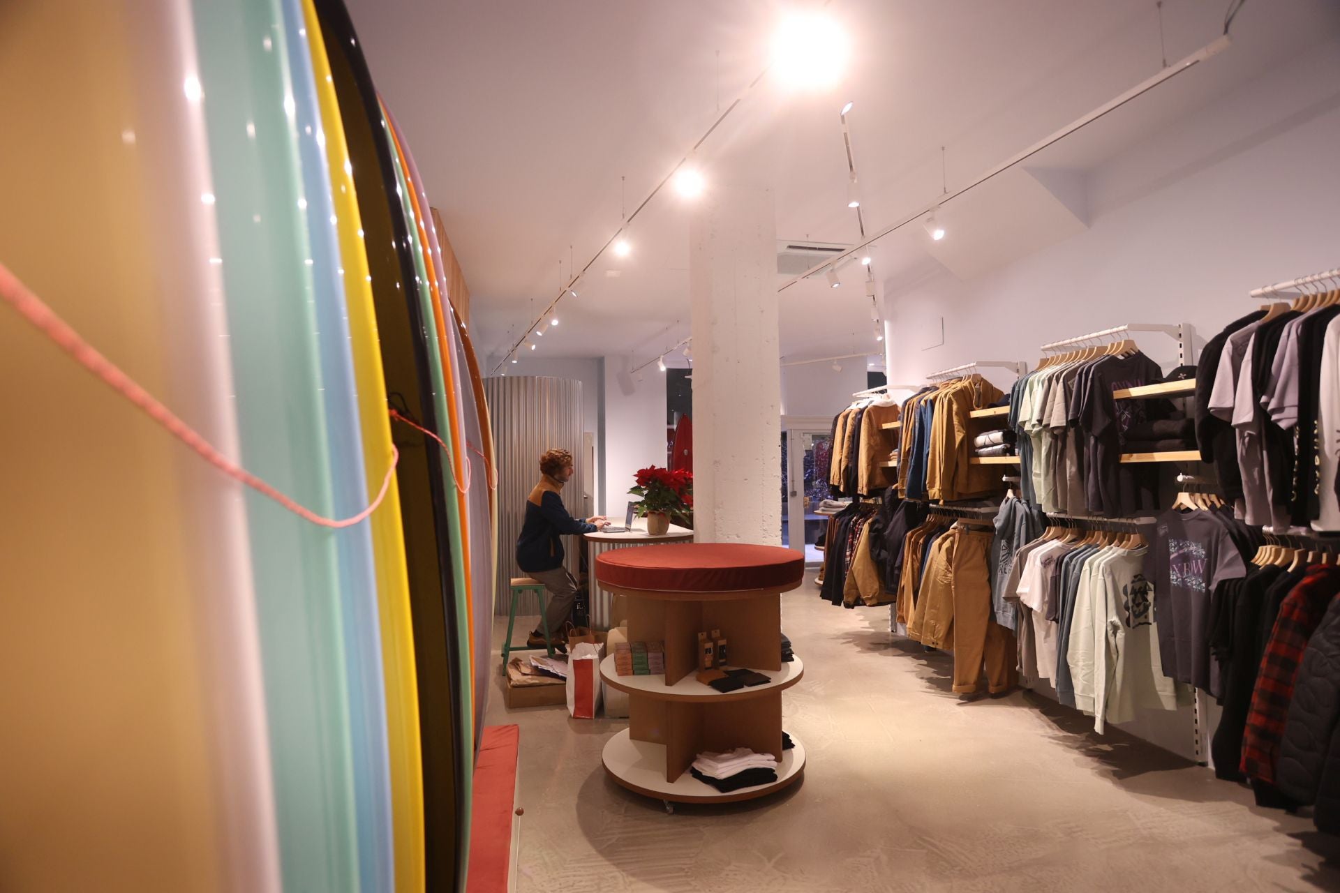 El surfista Kepa Acero abre tienda en Bilbao: mucha moda surfera y sus consejos para elegir la mejor tabla