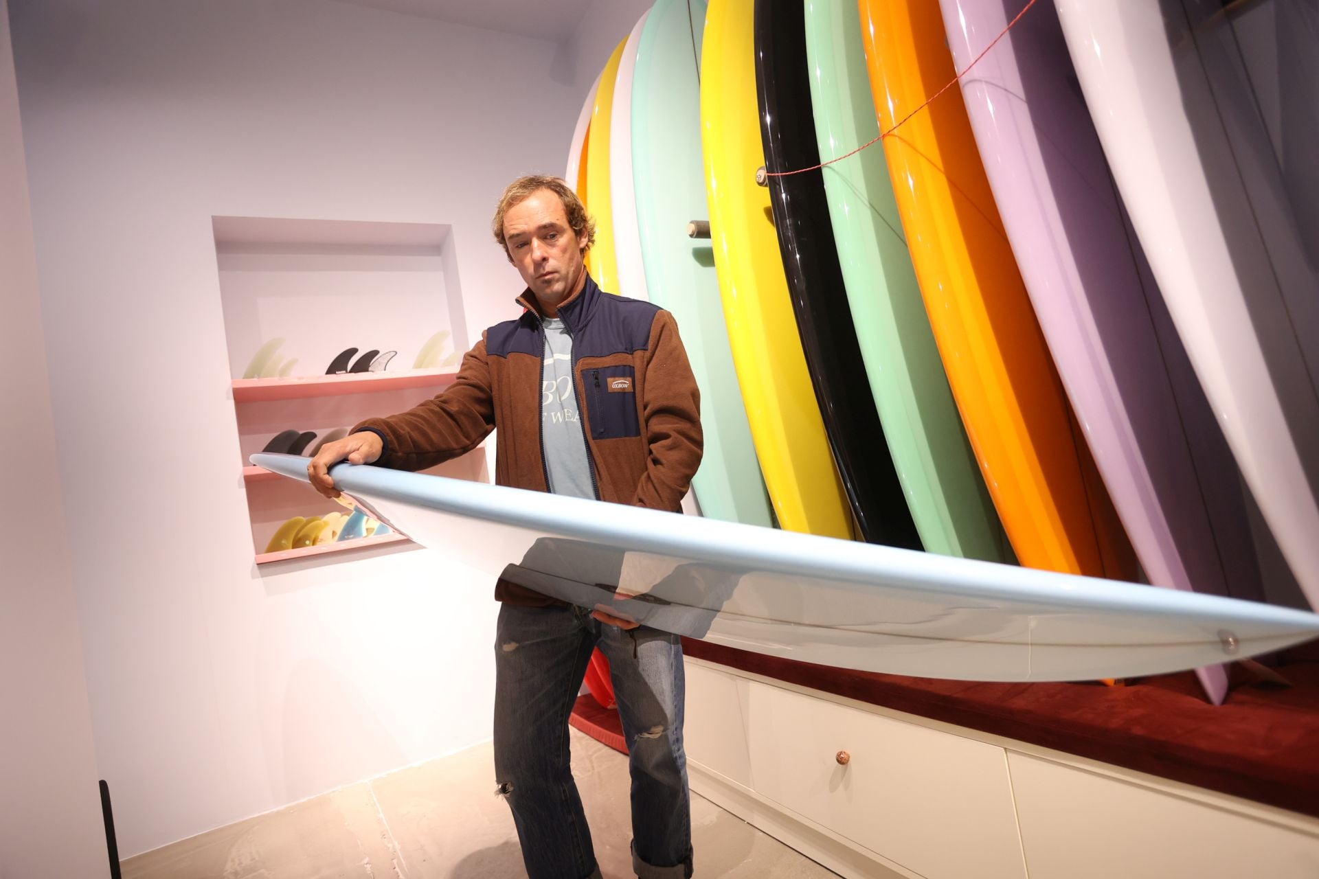 El surfista Kepa Acero abre tienda en Bilbao: mucha moda surfera y sus consejos para elegir la mejor tabla