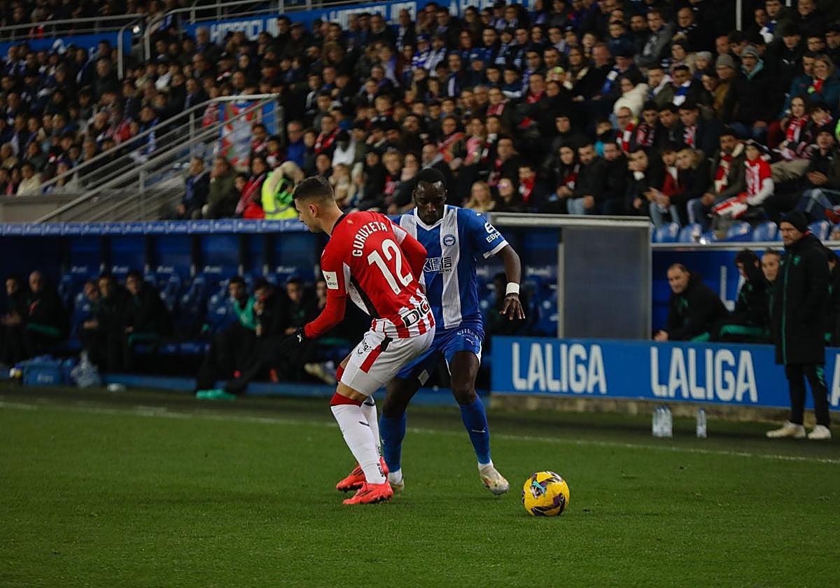 Diarra supera a Guruzeta con un caño.