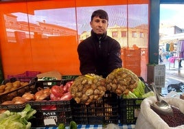 Ion Ras muestra sacos de caracoles en su puesto de venta de la plaza del mercado de Gernika.