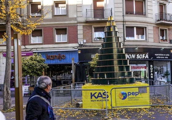 Estado que presenta el árbol de Kas inaugurado el pasado miércoles con 500 botellas llenas.