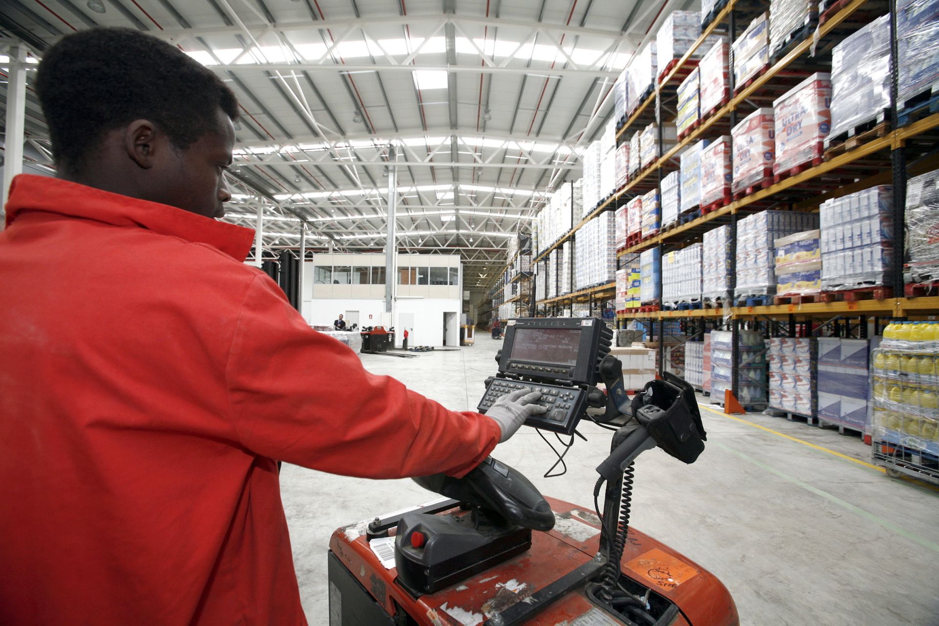 Trabajador en unos grandes almacenes.