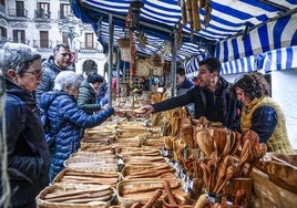 Varios clientes, en los puestos del Mercado de Navidad.