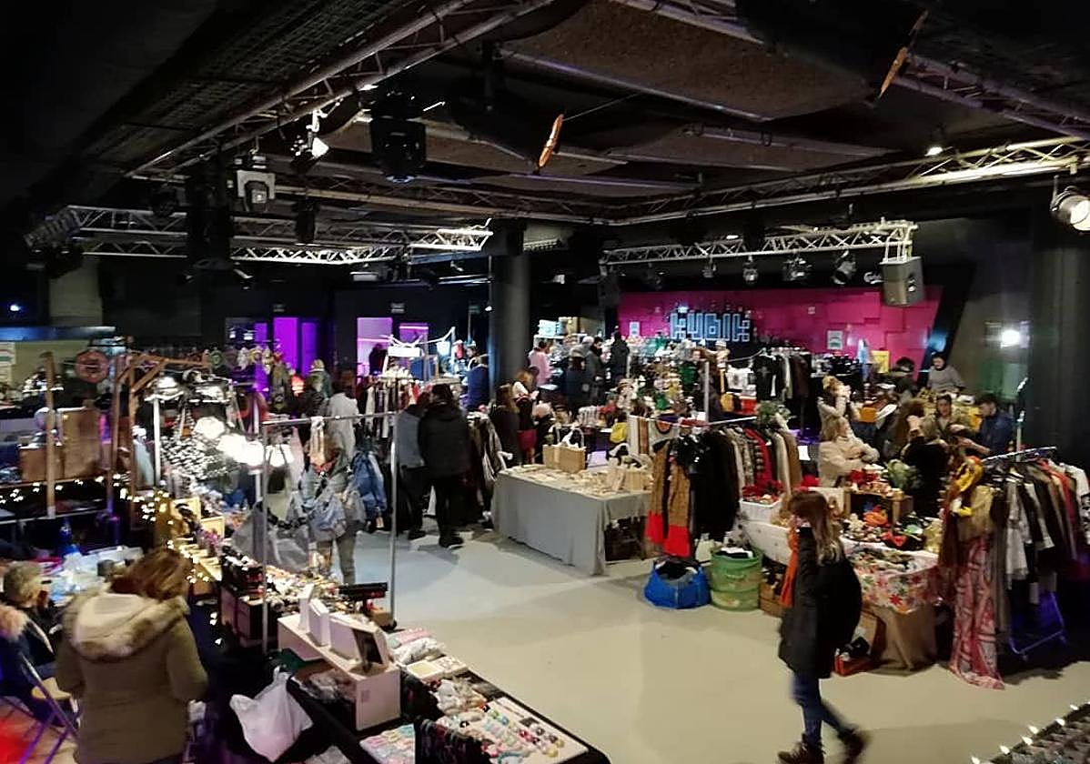 Vintage, artesanía y libros en el mercado navideño de Vitoria que más crece