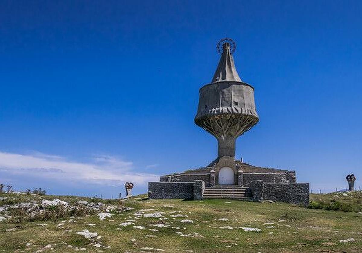 Monumento a la Virgen de La Antigua en la cima del monte Txarlazo, una de las actividades con mayor tradición en la Navidad de Orduña