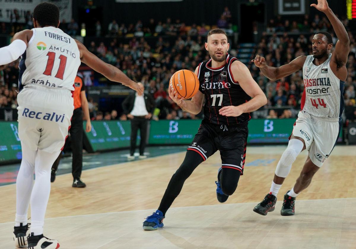 Kullamae busca el aro en el derbi contra el Baskonia.