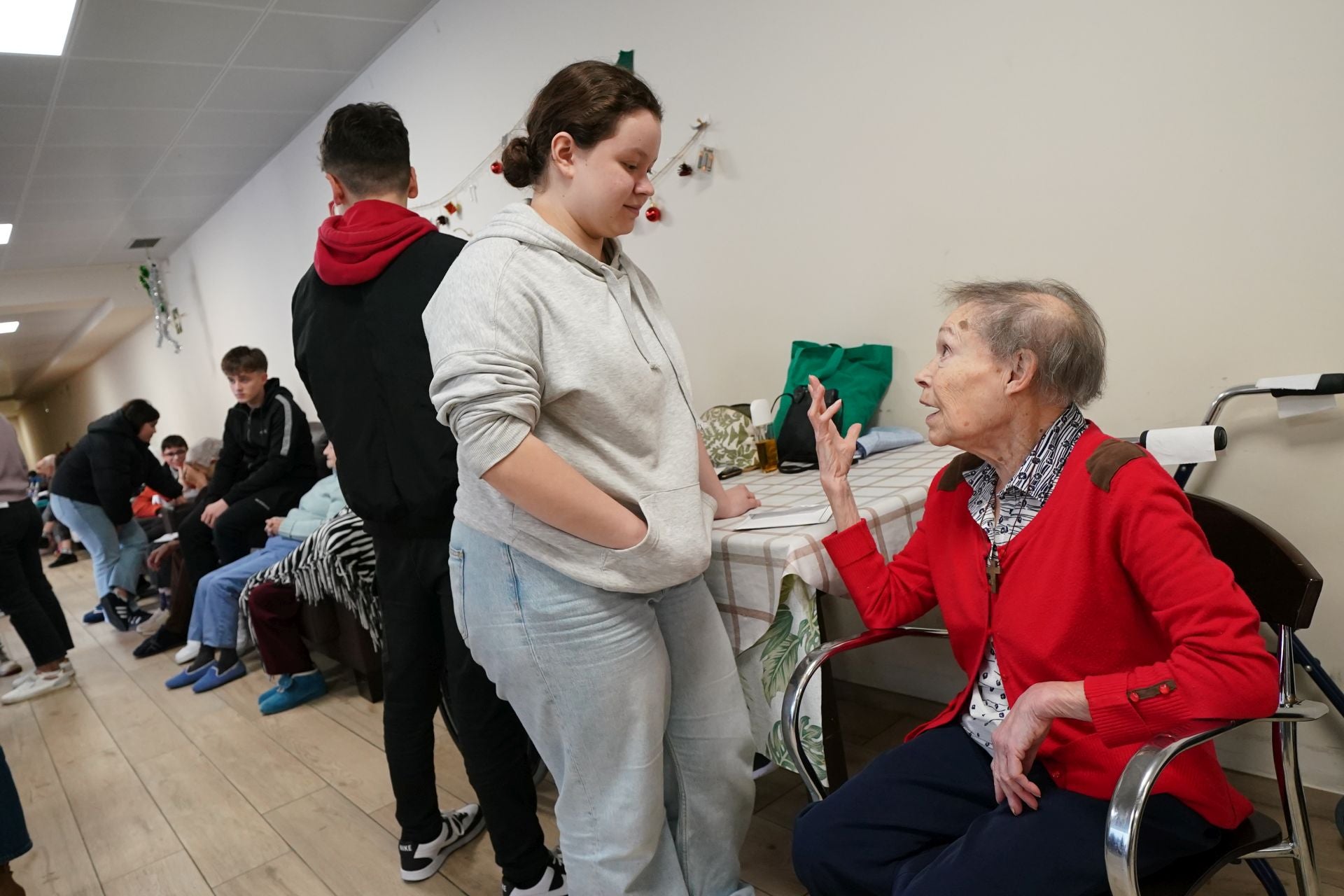 Una alumna y una señora mayor de la residencia Astrabudua, hablando.