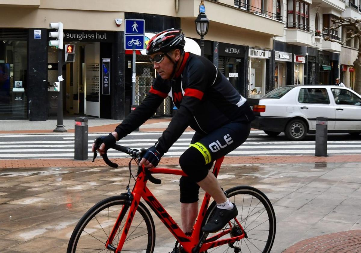 Eddy Merckx, en bicicleta en Bilbao en 2018.